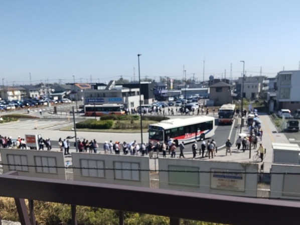 ツアー観戦に向かうギャラリーバス